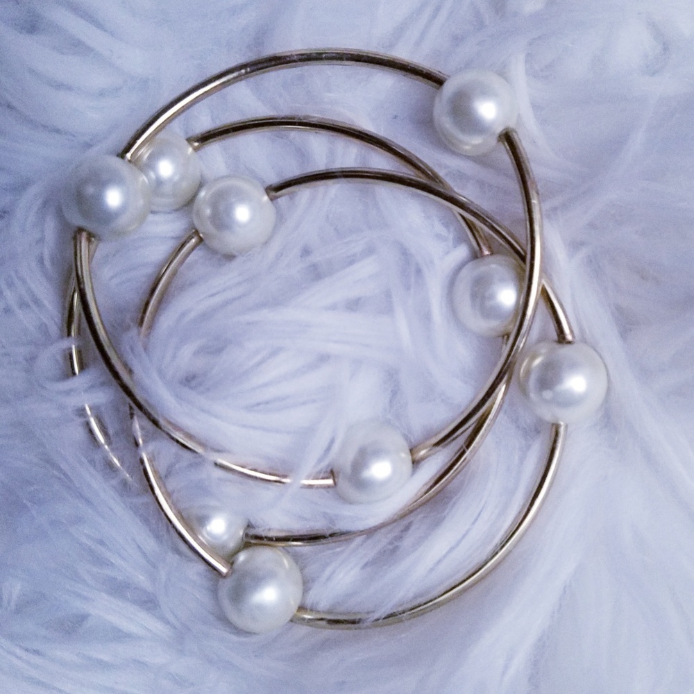 Gorgeous Pearl and Gold Bracelet set